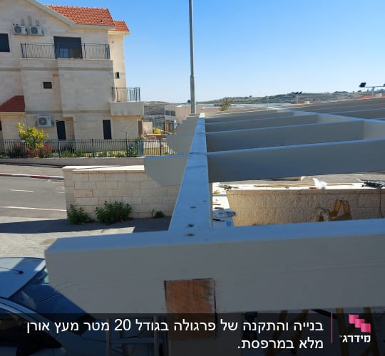 מבנה עץ בבנייה עם סולם וכלי עבודה